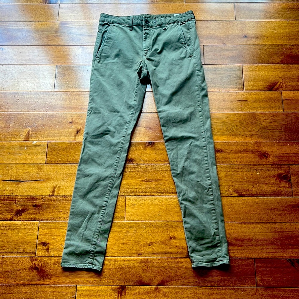 Men’s Rag and Bone Standard Issue, Army Color Pants (Size 31)